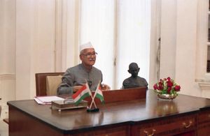 샤르마 대통령이 1994년 독립 기념일 전날 국민들에게 연설하고 있다