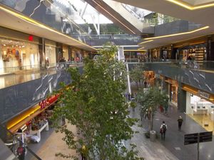 플라자 토레오, 쇼핑몰 내부.