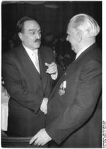 1954년 동독의 동베를린에서 빌헬름 피크와 얘기를 나누는 미코얀.