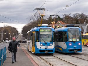 오스트라바 트램이 "노바 베스 보다르나" 정류장에서 전통적인 파란색과 흰색으로 운행하고 있다