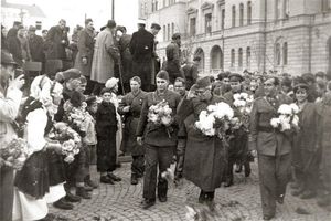 첸토, 디미타르 블라호프 및 미하일로 아포스톨스키가 1944년 11월 해방된 스코페에서 행진하고 있다.