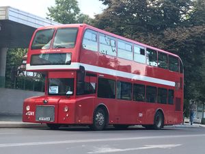 스코페의 빨간색 위퉁 시티 마스터(Yutong City Master) 2층 버스