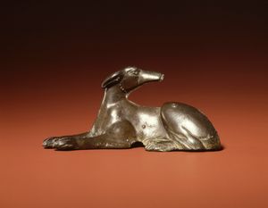 vertragus}}(시각 사냥개)로 추정되는 청동 조각상