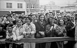 어린 시절 군중 위로 들어 올려진 팩스턴, 1963년 11월 존 F. 케네디 암살 사건 직전 존 F. 케네디 대통령이 호텔 텍사스에서 나오는 모습