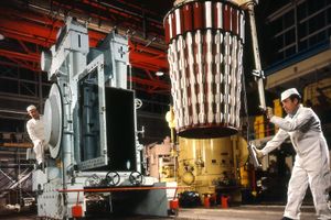 칼더 홀 원자력 발전소에서 마그녹스 연료를 장전하고 있다.