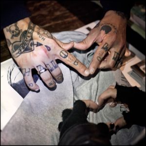 프랭크 아이에로가 팬에게 손에 새겨진 문신을 보여주고 있다.