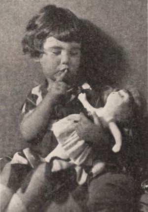 베이비 페기 인형을 들고 있는 베이비 페기 - 1922년 6월