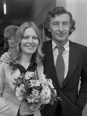 1971년 결혼식 날의 하리 뮐리스와 쇼르드예 부덴베르크