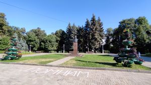 그의 청동 흉상이 있는 사마라의 우스티노프 광장