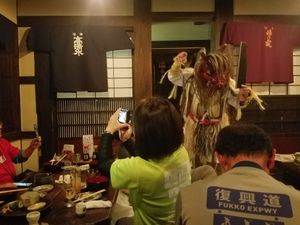 아키타시의 선술집의 "나마하게 쇼" (2018년 6월). 서비스의 일환으로, 시기나 장소는 특히 전통을 따르지 않는다