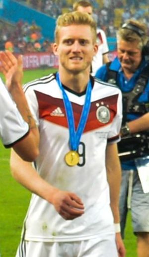 2014년 FIFA 월드컵에서 독일과 함께 우승을 축하하는 쉬를레