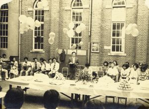 1975년 유학을 떠나는 옥한흠의 환송예배. 가운데에 서 있는 사람이 옥한흠, 우측에 박성남, 방선기, 박성수, 한인권.