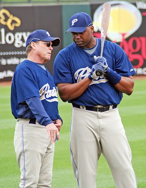2009년 3월 5일 샌디에이고 파드리스의 타격 코치 짐 르페브르와 대화하는 플로이드