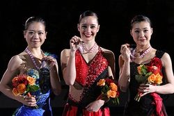 오즈먼드(가운데)는 아키코 스즈키(왼쪽)와 무라카미 카나코(오른쪽)와 함께 2012 스케이트 캐나다 인터내셔널 시상대에 올랐다.