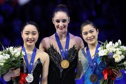  오즈먼드 (가운데)가 히구치 와카바 (왼쪽) 및 미야하라 사토코 (오른쪽)와 함께 2018 세계 선수권 대회 시상대에 서 있다.