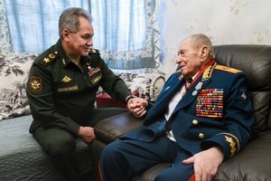 야조프(오른쪽)와 국방부 장관 세르게이 쇼이구 (2020년 2월 4일)