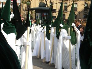 히스패닉 국가에서 참회자 형제단 회원들이 착용하는 Capirote라고 불리는 후드의 한 종류
