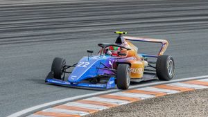 오렐리아 노벨스가 푸마의 F1 아카데미 차량을 운전하는 모습