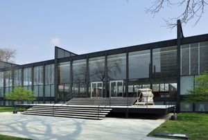 시카고에 위치한 크라운 홀은 루트비히 미스 반 데어 로에와의 연관성 및 모더니스트 디자인으로 인해 기준 B와 C에 따라 등재되었다.