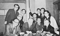 1955년, 『해리의 소동』의 홍보를 위해 히치콕은 첫 방일했다. 에도가와 란포, 요도가와 나가하루, 우에쿠사 쥰이치, 후타바 쥬자부로 등과 함께.