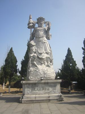웨이산 타운십, 닝샹, 후난, 중국의 미인 사찰 사천왕전에 있는 다문천왕상.