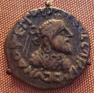 인도 파르티아 왕국의 창시자인 곤도파레스의 초상화. 그는 머리띠, 귀걸이, 목걸이, 둥근 장식의 크로스오버 재킷을 착용하였다.