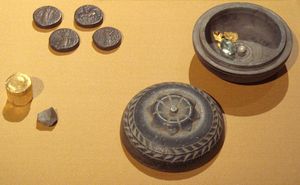 인도-파르티아 동전을 포함한 내용을 가진 간다라 불교 성물함. 서기 1세기.