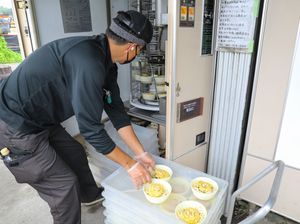 사가미하라 자동 판매기 공원 (가나가와현 사가미하라시)에서 신선하게 조리된 우동이 채워지고 있는 자동 판매기