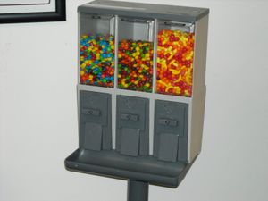 벌크 자판기: M&M's, 스키틀즈, 룬츠가 들어있는 벌크 캔디 자판기