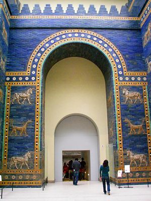 이슈타르 문(Ishtar Gate)은 바빌론의 8개의 내부 도시 문 중 하나로, 네부카드네자르 2세에 의해 기원전 575년경 건설되었다. 재건된 이 문은 베를린의 페르가몬 박물관에 전시되어 있다.