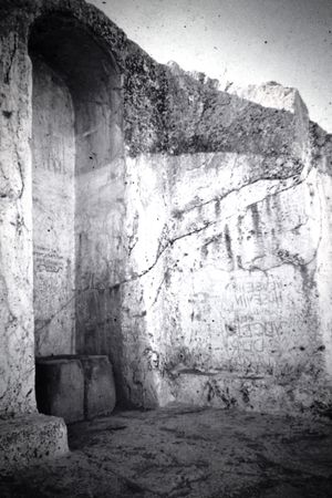 파괴된 우라르투 석비의 틈새와 기단, 반 요새, 1973년.