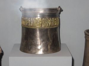 우라르투에서 출토된 은제 양동이, 스위스 샤프하우젠의 알러하일리겐 박물관, 기원전 810년경, 이누스푸아 왕자의 무덤에서 출토