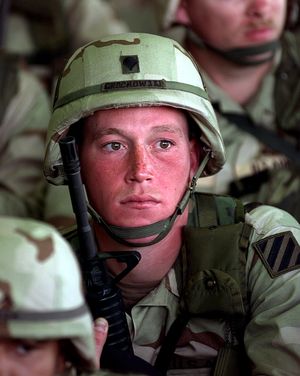 미국 제3 보병사단 병사들이 이라크 남부 상공의 비행 금지 구역을 시행하는 Operation Southern Watch 작전을 지원하기 위해 배치될 준비를 하고 있다.