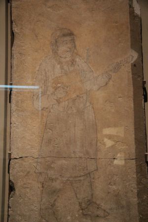 거란 남자가 현악기를 연주하고 있다