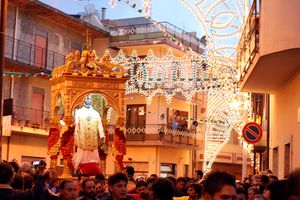 성 아지라의 필립의 동상. 리미나, 시칠리아에서 열리는 5월 축제에서 구마사들의 상징인 왼손에 복음서를 들고 있다.