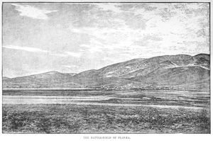 검은색과 흰색 스케치. 북쪽에서 남쪽으로 강둑, 도시, 산이 보인다.