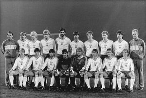 1986년 동독 대표팀 선수 사진 – 키르스텐은 앞줄 왼쪽에서 세 번째에 앉아 있다