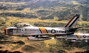 1953년 제18 전투 폭격 비행단의 노스아메리칸 F-86F-25-NH 세이버 AF 일련 번호 52-5371. 비행단장기로 표시된 항공기.