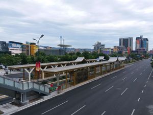 푸톈 시장 1구역 앞의 이우 버스 급행 수송 시스템 정류장