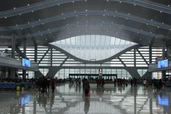 고속철도 운행과 증가하는 승객 수용을 위해 개보수 공사를 거쳐 2013년 12월 재개장한 닝보역 내부