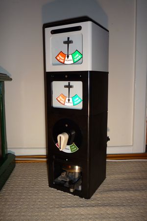 표준 영국 철도 설계의 전신 폐색 장치. 하단에는 벨이 있고, 다음 신호소의 벨을 울리는 키가 있다. 상단에는 선로 구간의 상태(통과 가능: 녹색, 열차 점유 중: 빨간색, 정상 폐색: 흰색)를 나타내는 스위치가 있다.