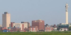 도심의 멍크턴, 오른쪽에 벨 알리안트 타워가 있다. 이 타워는 대서양 캐나다에서 가장 높은 독립형 구조물이다.