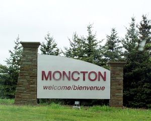 멍크턴 입구의 표지판. 영어와 프랑스어가 모두 사용된다.