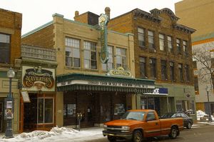 멍크턴의 캐피톨 극장은 공연 예술 장소이며, 캐나다 대서양 발레단과 뉴브런즈윅 극단의 공연을 개최한다.