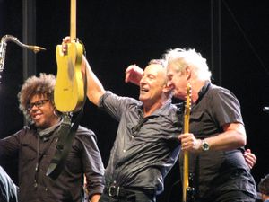 브루스 스프링스틴과 톰 코크란이 2012년 멍크턴에서 공연하고 있다.