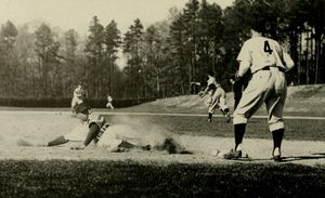 그로트가 듀크에서 3루로 슬라이딩 (1952)