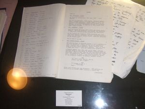 런던 영화 박물관에서 영화 배트맨(1989)의 오리지널 스크립트를 보여주는 사진