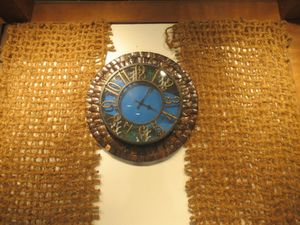 코코넛 벽 시계와 코이어