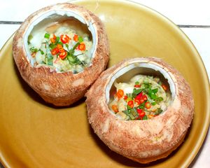 태국에서 코코넛 껍질에 담아낸 생선 카레