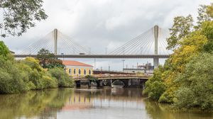 아탈 세투와 리우 데 오우렘을 가로지르는 다리들